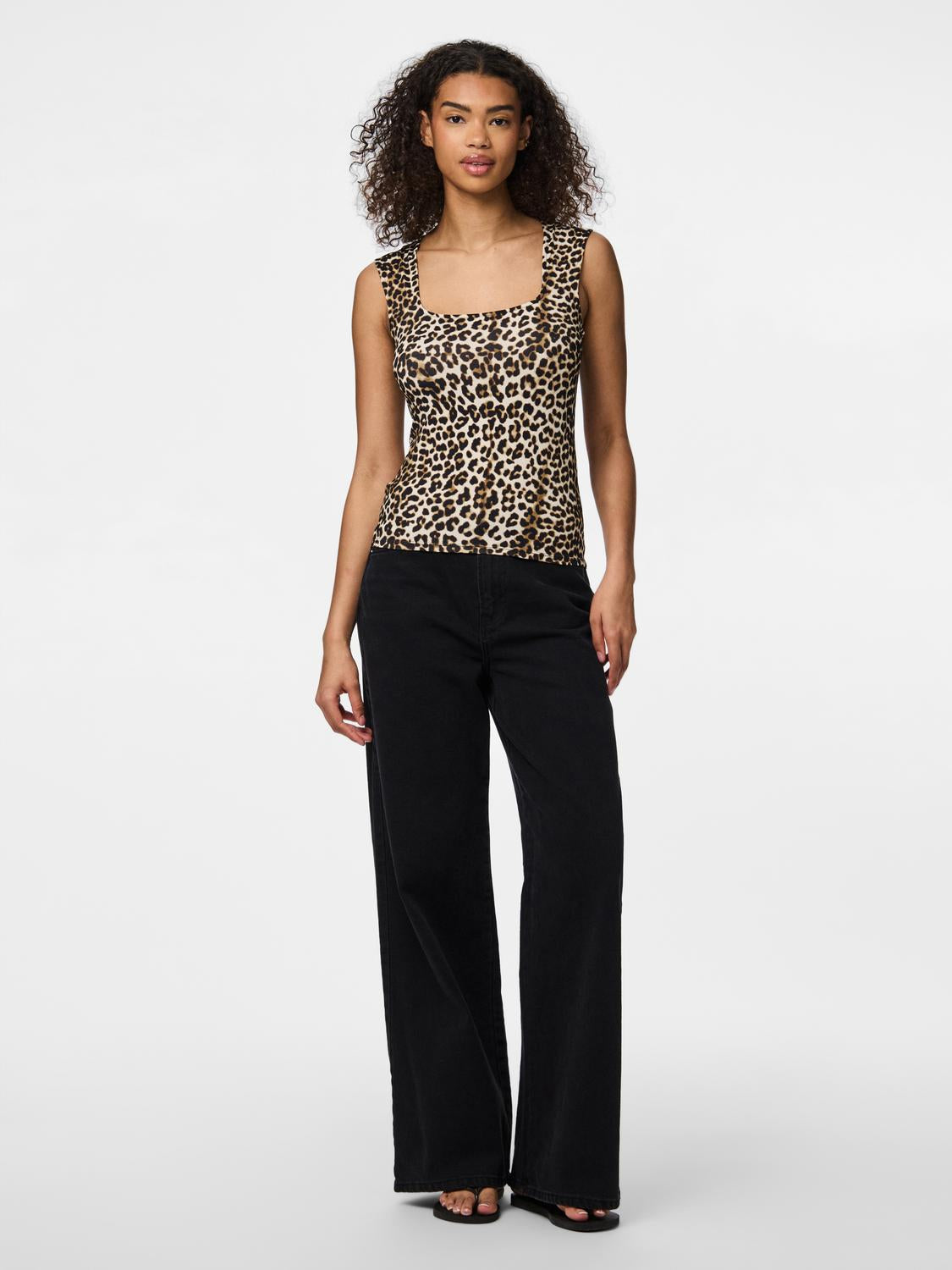 model_shot-front_full